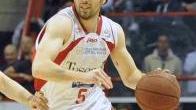 A destra l’argentino in azione A sinistra confortato da Moretti dopo uno scontro di gioco