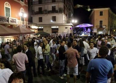 Una edizione della Notte Bianca di Aulla e in basso lassessore Silvia Magnani             