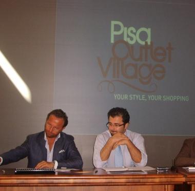 A sinistra Casprini accanto al sindaco DAddona durante la presentazione delloutlet 