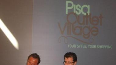 A sinistra Casprini accanto al sindaco D’Addona durante la presentazione dell’outlet