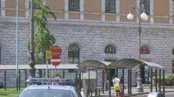 Volante della polizia vicino alla stazione