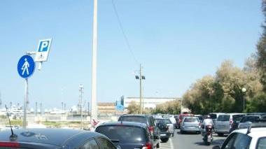 Traffico in tilt e problemi di sosta sul controviale Italia davanti al moletto