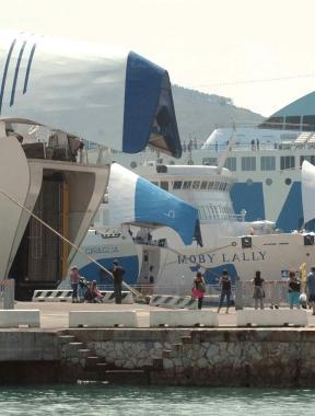 A sinistra una nave di Corsica Ferries accanto traghetti a Portoferraio 