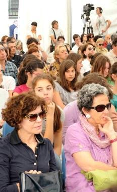 A destra e sotto il pubblico che ha seguito “Dialoghi sull’uomo” presenti anche tantissimi giovani