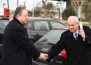 Kutuf&agrave; (a destra) stringe la mano al ministro Matteoli 