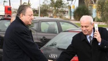 Kutufà (a destra) stringe la mano al ministro Matteoli