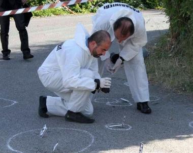 I carabinieri eseguono i rilievi sul luogo della sparatoria in via Pradaccio: sul caso continuano le indagini   
