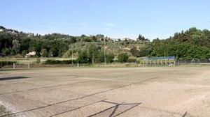 «Feste e alcol di sera al campo sportivo» Esposto ai vigili