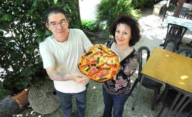 Silvano e la moglie Anna Rosa A destra lesterno del locale immerso nella natura 