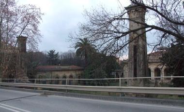 Due immagini delle vecchie terme del Corallo scattate dal cavalcavia  