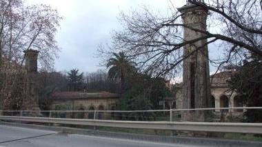 Due immagini delle vecchie terme del Corallo scattate dal cavalcavia
