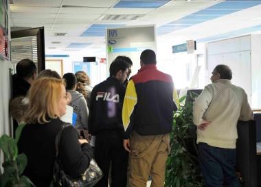Lo sede Inps a Pontedera; sopra, anziani riscuotono la pensione alla posta 