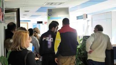 Lo sede Inps a Pontedera; sopra, anziani riscuotono la pensione alla posta