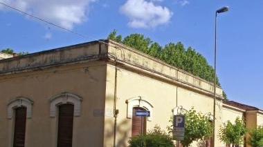Sopra l’ex ospedalino o istituto di cura e, a sinistra, le ex lavanderie
