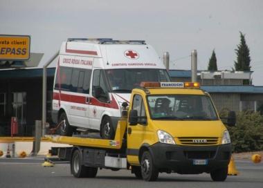 Lambulanza sul carroattrezzi 