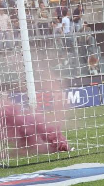 Il lancio di un fumogeno allo stadio costa caro a un tifoso 