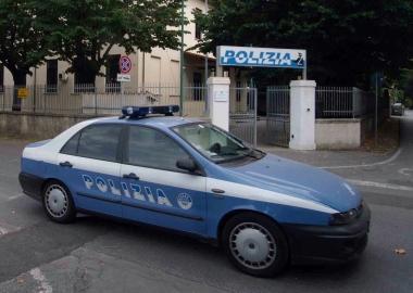Una volante davanti al commissariato 
