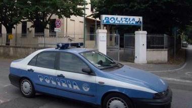 Una volante davanti al commissariato