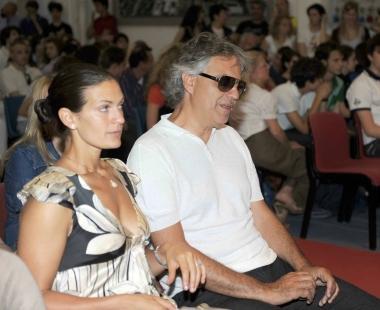 Andrea Bocelli e la compagna Veronica in sala al Museo Piaggio 