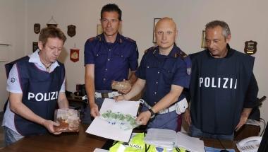 <b>POLSTRADA.</b> Gli agenti mostrano i soldi e la droga nascosti nella paprika 