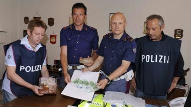 <b>POLSTRADA.</b> Gli agenti mostrano i soldi e la droga nascosti nella paprika