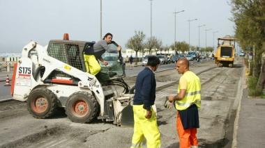 Sopra, si asfalta il viale Italia, sotto, riparazione buche 