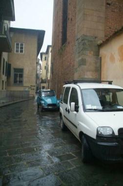 Auto in sosta in via degli Asili 