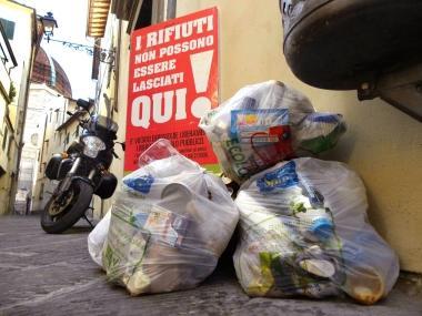 Rifiuti abbandonati in via Buti nonostante il divieto 