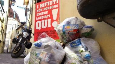 Rifiuti abbandonati in via Buti nonostante il divieto