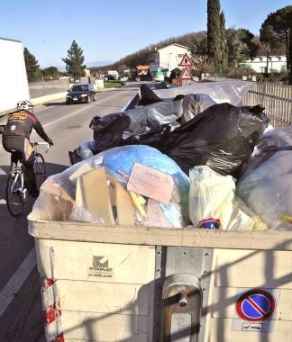 Cassonetti dei rifiuti in viale Europa a Quarrata    