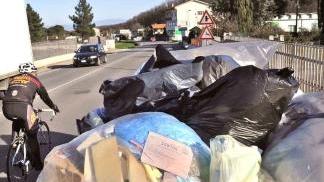 Cassonetti dei rifiuti in viale Europa a Quarrata