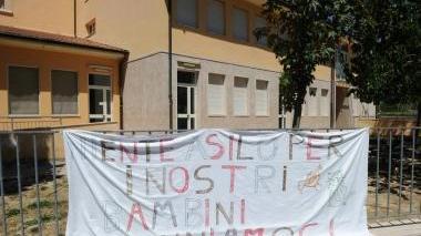 Uno striscione affisso in città per protestare contro la mancanza di posto a scuola