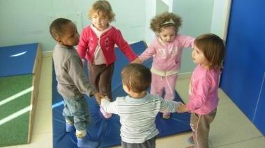Bambini che giocano all’interno del nido Paperottolo dove si svolgerà il convegno