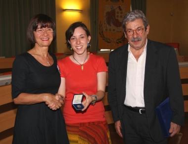 Ester Amoroso tra Ambra Giorgi e il preside Paganelli 