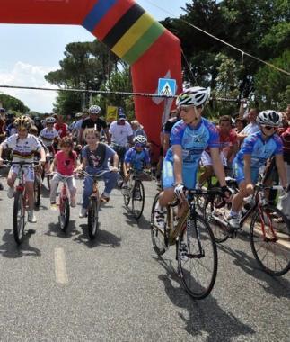La passata edizione del Bettini day e, accanto, il ct della nazionale mentre firma autografi       