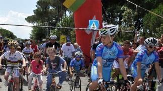 La passata edizione del Bettini day e, accanto, il ct della nazionale mentre firma autografi