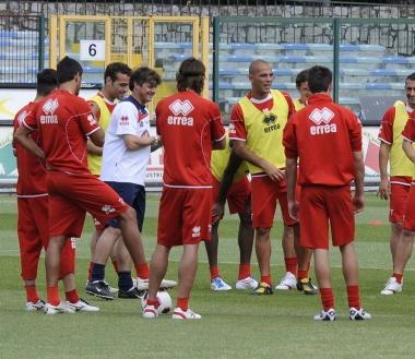 <b>ULTIMI ALLENAMENTI.</b> Scherza mister Michele Serena, ieri pomeriggio allo Zecchini per una seduta in totale relax con i ragazzi della squadra che ha chiuso il campionato in 15&ordf; posizione con 51 punti allattivo 