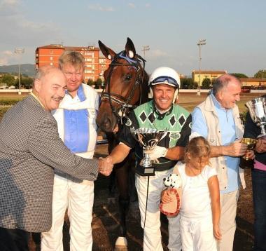 Enrico Bellei premiato dopo una vittoria al Sesana 