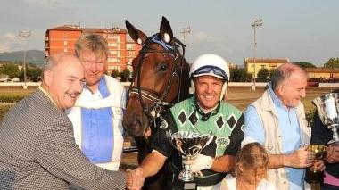Enrico Bellei premiato dopo una vittoria al Sesana
