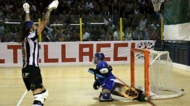<b>PRODEZZA.</b> Pallina alle spalle di Vallortigara: è il gol del 2-1 di Alessandro Bertolucci