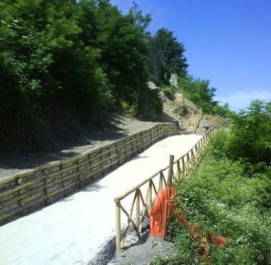 <b>LAVORI FINITI </b>La strada panoramica che porta al paese vecchio costeggiando le mura 