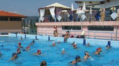 Un defibrillatore e la piscina di Cascina