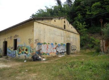 Alcune immagini dell’ex stabilimento Candia dopo il rave interrotto nel fine settimana nel bosco di Chiecinella