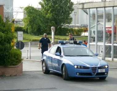 <b>PAURA.</b> La polizia e i pompieri ieri pomeriggio alla raffineria Eni a Stagno        