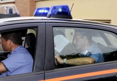 <b>CARABINIERI.</b> Luscita di uno degli indagati dalla caserma di piazza Lamarmora dopo le formalit&agrave; legate alla notifica dellordinanza di custodia 