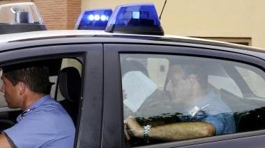 <b>CARABINIERI.</b> L’uscita di uno degli indagati dalla caserma di piazza Lamarmora dopo le formalità legate alla notifica dell’ordinanza di custodia