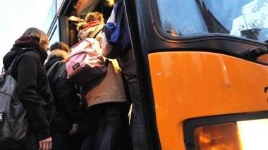 Slalom tra strade pessime pochi vigili a controllare e auto in sosta selvaggia