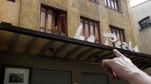 Ladro e scalatore tenta il furto nel cinema ma lo scopre una donna