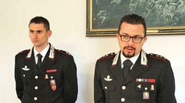 A sinistra, la conferenza stampa del capitano Maresca, sotto e a fianco i carabinieri davanti al circolo Arci delle Fornaci