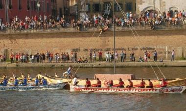 Sfida sotto le stelle per la regata storica del palio di S. Ranieri
